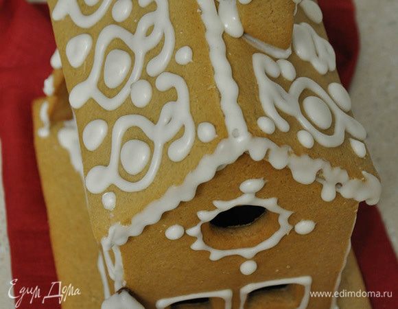 Стыки кровли украсить снегом. Это вся порция. Можно сделать 2 порции и украсить большим количеством снега. Если домик простоит не накрытый пару суток в комнате, может немного подсохнуть сверху. Но внутри все равно мягкий. Главное — не пересушить в духовке. Через часик все окончательно застынет, аккуратно приподнять домик и вставить свечу на дно.