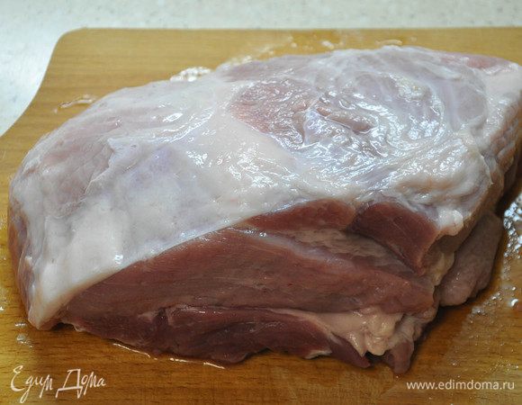 Свинину вымыть, промокнуть салфеткой.