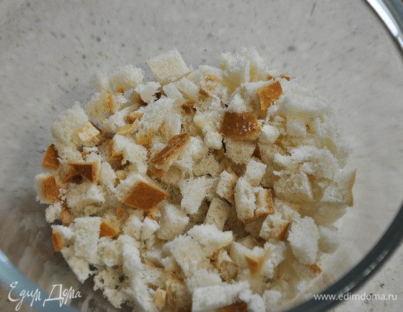 Батон порезать на мелкие кубики.