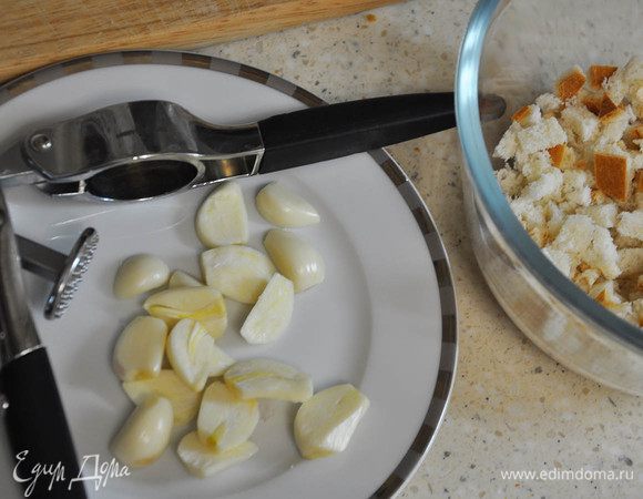 Пропустить чеснок через чеснокодавку или мелко порезать.