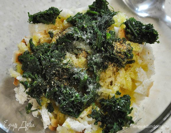 Смешать хлеб, зелень и чеснок. Посолить, поперчить и полить маслом. Перемешать