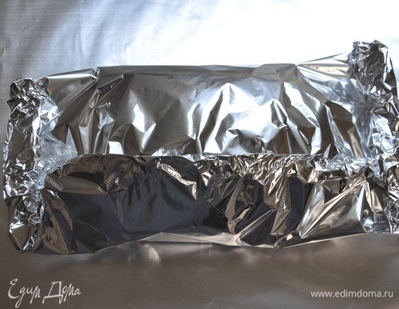 Разогреть духовку до 200°С. Завернуть мясо в фольгу и выложить на противень. Запекать около 2 часов (в конце фольгу приоткрыть минут на 15, что выпарить жидкость лишнюю и зарумянить верх).