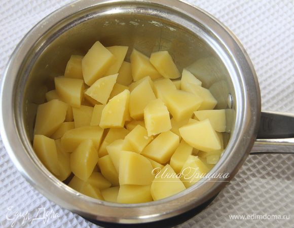 Картофель отварить до готовности. Отмерить 250 г отварного картофеля.