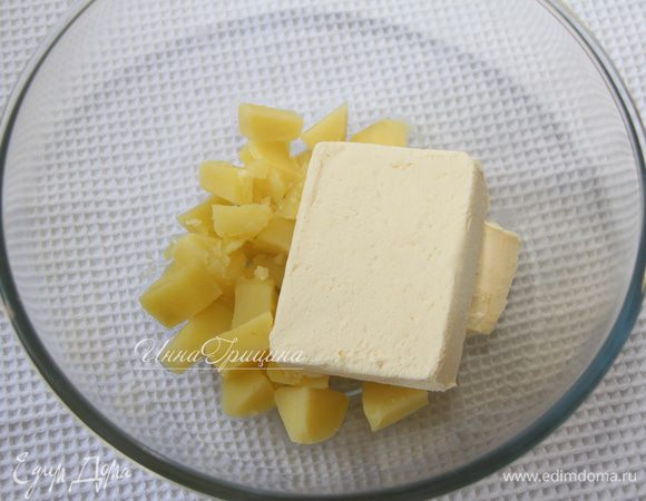 В горячий картофель добавить 200 г сливочного масла.