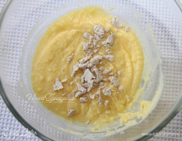 В смесь раскрошить 20 г свежих дрожжей, перемешать.