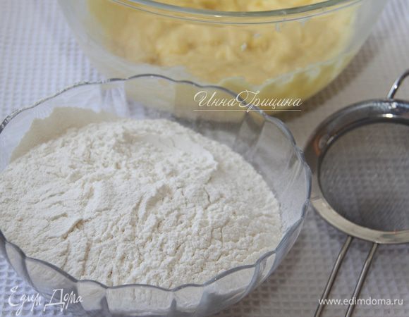 350 г муки просеять, соединить с картофельной массой.