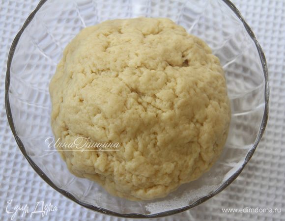 Замесить тесто. Оно получается мягкое, нежное. Убрать тесто в плёнку в холодильник на ночь для вызревания.