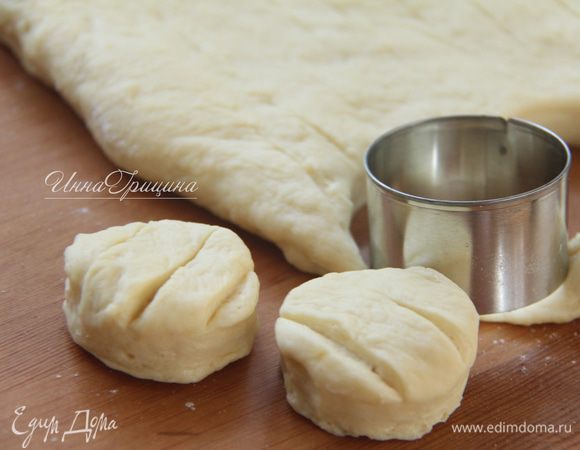 Круглой формочкой для печенья (диаметр 4 см) вырезать пышки. У меня получилось 45!