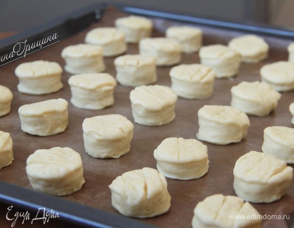 Выложить пышки на противень (я застелила антипригарным ковриком), дать "отдохнуть" полчаса. В это время включить духовку. Разогреть до 220°C. Перед посадкой пышек в печь, смазать их яйцом или желтком.
