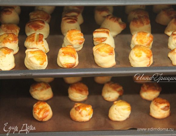 Выпекать пышки при 220°C 12 минут.