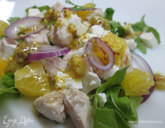 Нарезаем кусочками куриную грудку (можно не только вареную, а и жаренную), такими же кусочками режем творожный сыр, апельсин — он должен быть без белых пленок. Лук режем кольцами или полукольцами. Укладываем на листья салата сначала кусочки курицы, затем сыра, лука и апельсина.