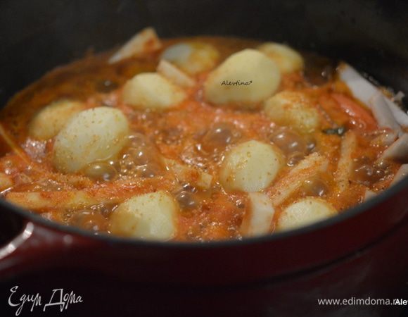 Картофель мелкий очистить, морковь и пастернак крупно порезать (вместо пастернака можно добавить сельдерей или репу.) Закрыть крышкой и тушить.  Время зависит от нарезки овощей и кусочков мяса на плите или духовке 3 часа. Температура духовки 160°С. Для плиты медленный огонь.