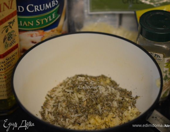 Приготовим маринад, смешав остальные 8 ингредиентов. Горчица желательно желтая, соус с чили можно заменить на острый соус, чесночный порошок на 1-2 дольки чеснока, мелко порубить.