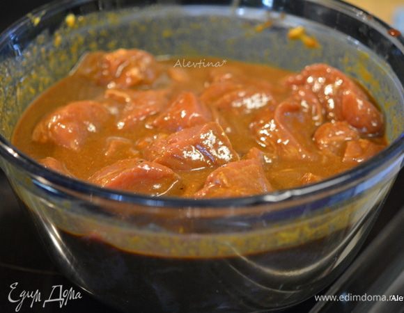 Смешать свинину с маринадом. Закрыть пленкой и поставить в холодильник на 4 часа.