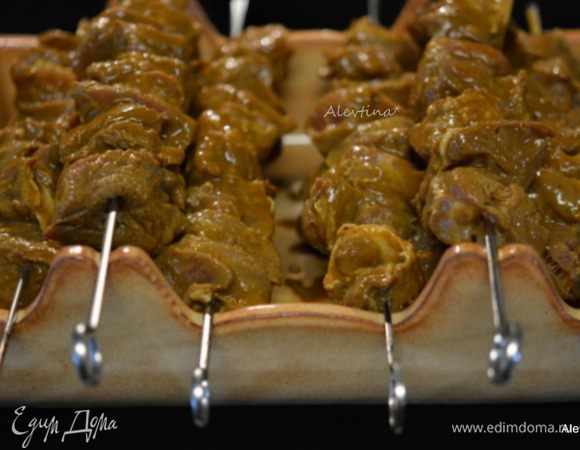 Нанизывать мясо на шампура. Готовим на гриле или в духовке с режимом гриль 30 минут или до готовности. Переворачивать в процессе.