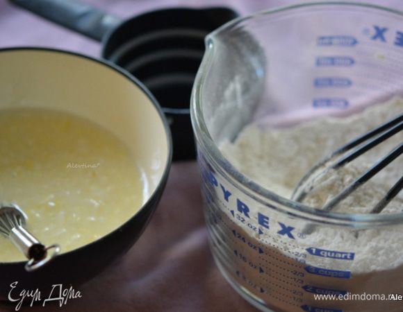 Сливочный сыр комнатной температуры взбить с сахаром, добавить яйцо, молоко, ванильный экстракт, затем муку.