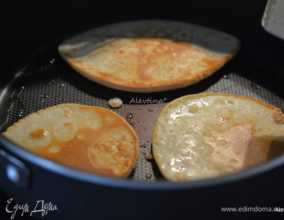 Выпекать на разогретой сковороде порциями, добавив масло в начале. Затем тесто. Раз перевернуть.