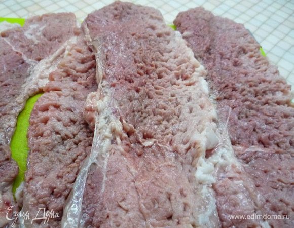 Мясо нарезаем пластами, отбиваем с обеих сторон солим и перчим.