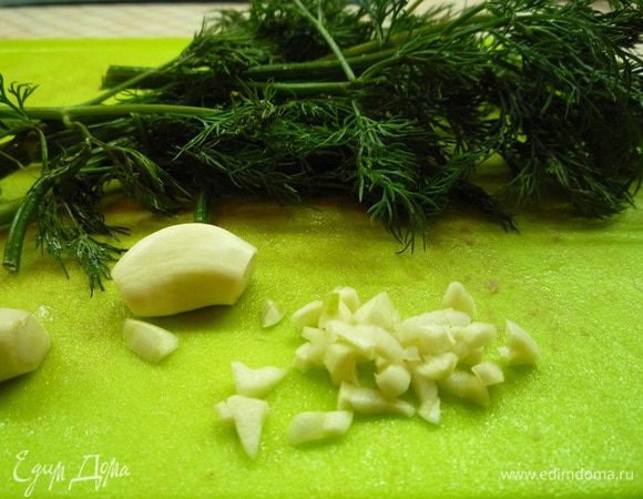 Укроп и чеснок мелко нарезаем.