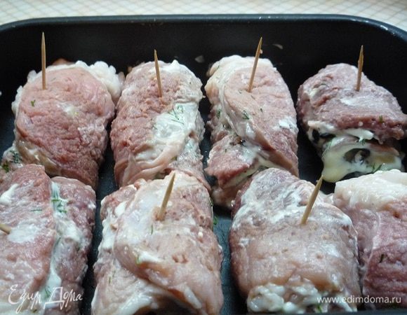 Мясо сворачиваем рулетиками и закалываем зубочисткой.