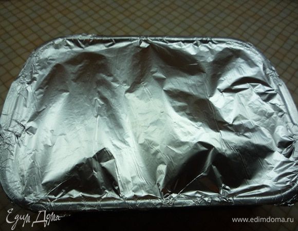 Выкладываем рулетики в форму для запекания, накрываем фольгой и запекаем в заранее разогретой духовке при температуре 180-200°C в течении 40 минут.