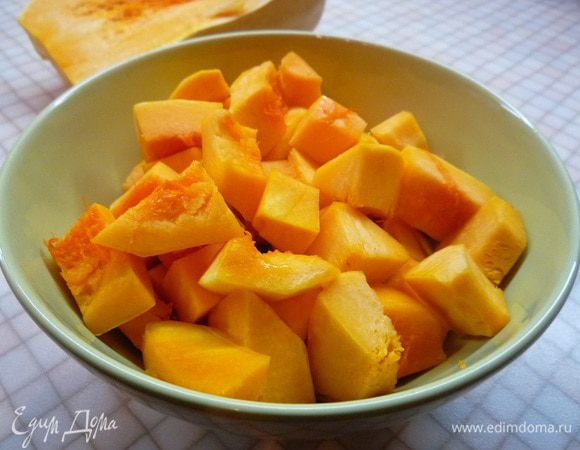 Тыкву очищаем и нарезаем кубиками.