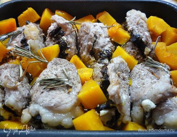 Через 30 минут к рулетикам выкладываем тыкву, солим и перчим по вкусу, добавляем веточки розмарина и опять убираем в духовку еще на 10-15 минут. Фольгой не накрывайте, пусть тыква немного подрумянится.