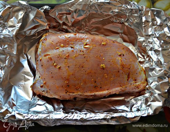 Заверните подготовленное филе неплотно в фольгу. Запекайте в духовке, нагретой до 250°С, в течение 20 минут. Затем выключите нагрев и оставьте блюдо в духовке ещё на 2 часа, до полного остывания.