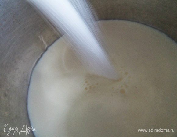 Нагреваем цельное молоко (из порошка не подойдёт), нужно именно топлёное.