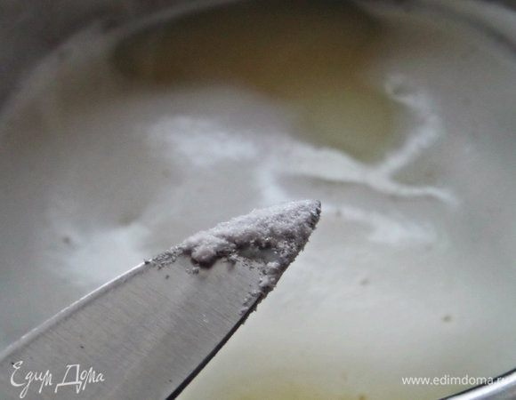 Растворяем сахар в молоке и добавим соду на кончике ножа.