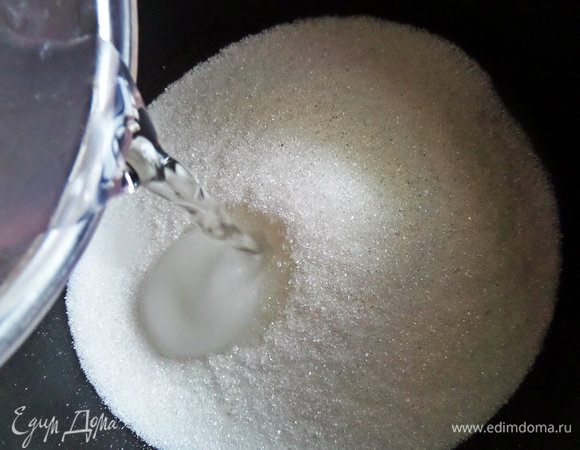 В другой кастрюле будем варить сироп. В сахар вливаем воду и ставим на огонь.