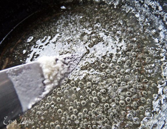 В сироп добавим лимонную кислоту тоже на кончике ножа — 1 г.