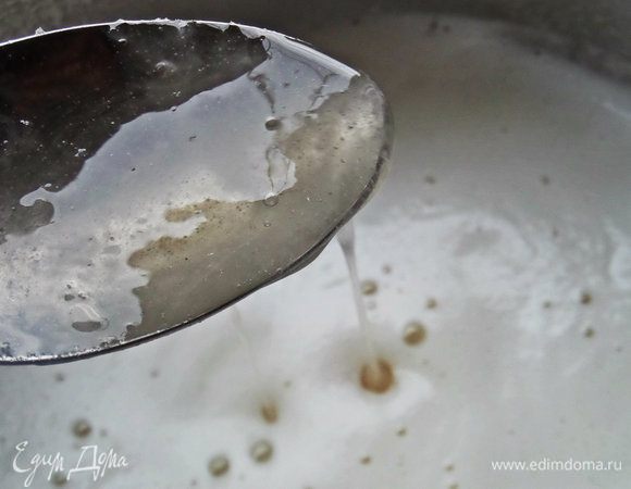 Теперь в горячее молоко с сахаром добавим 6-7 ст. л. сиропа, весь не понадобится.