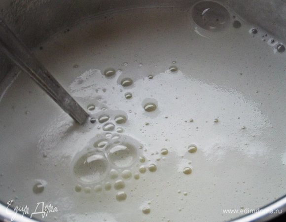 Продолжаем уваривать молочную смесь с сиропом до загустения, около часа.