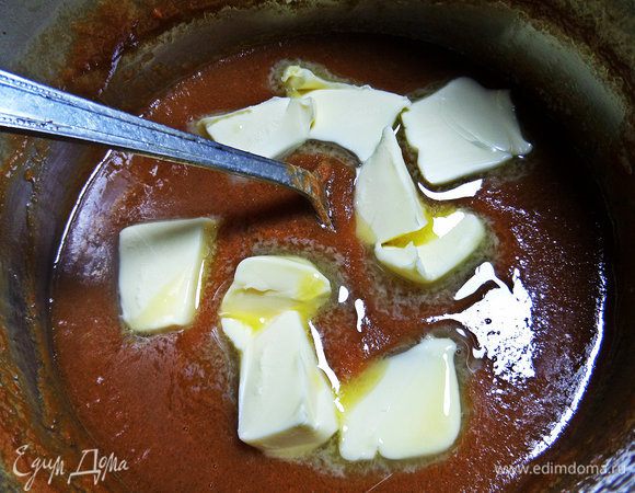 Потом снять с огня,добавить сливочное масло.