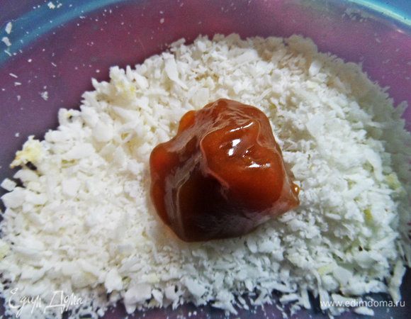 Когда остынет, берём комочек массы. Я решила обвалять в кокосе, можно в орешках.