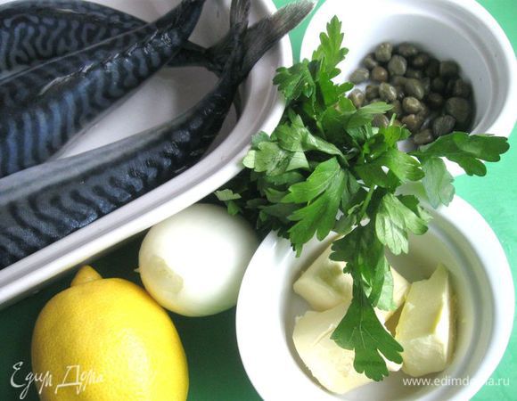 Выдавить лимонный сок в отдельную посуду (не переборщите с лимоном, каперсы дадут свой оттенок, рыба не должна получиться кислой), натереть цедру на мелкой терке, лук почистить, порезать мелко. 
Скумбрию посолить, поперчить, сбрызнуть лимонным соком, оставить на время, пока будете делать смесь для фаршировки.
