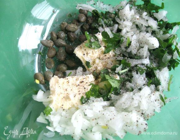 Размять сливочное масло, добавить лук, измельченную петрушку, каперсы, перец и соль. 
