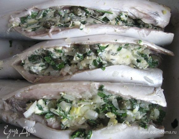 Нафаршировать смесью скумбрии.  