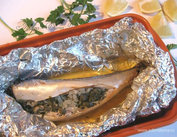 Поставить решетку на нижнюю треть духовки. Разогреть духовку до 225°С. Поставить снизу противень. Положить рыбу на решетку. Выпекать до готовности в течение 35-40 минут. Можете, конечно, чуть уменьшить время (на 5 минут), тогда на 4-5 минут оставьте ее в выключенной духовке.
