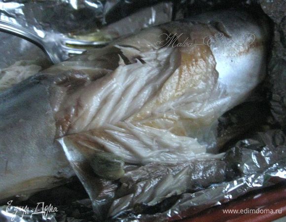 Подавайте на стол немедленно, в фольге, приоткрыв ее непосредственно перед самой подачей, с зеленью, кусочком лимона. 
Приятного аппетита!
