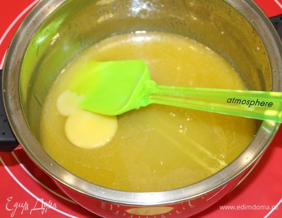 Немного остудить, по одному добавить яйца.