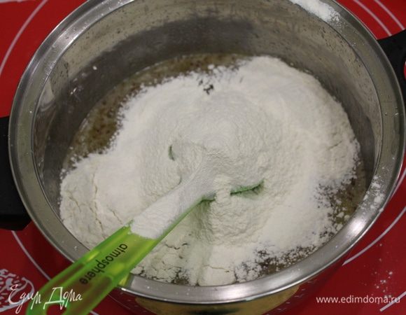 Соду смешать с лимонным соком, влить в медовую смесь, перемешать и просеять частями муку.