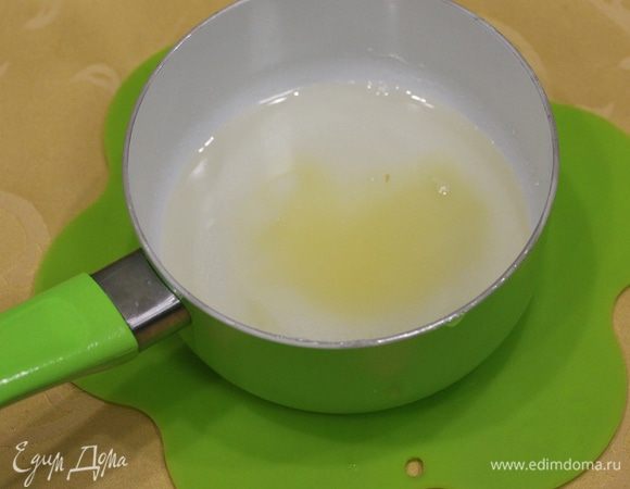 Для лимонной пасты необходимо смешать воду с сахаром, поставить на огонь  растворить сахар, взвесить и добавить мёд, чтобы общее количество было 100 г.