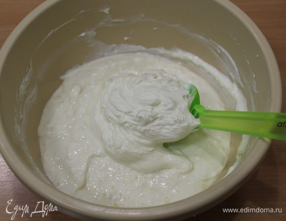 Взбитые сливки ввести в йогуртовую смесь, аккуратно перемешать.