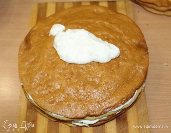 Собрать коржи, промазав их кремом. Украсить торт по желанию и отправить в холодильник на ночь.