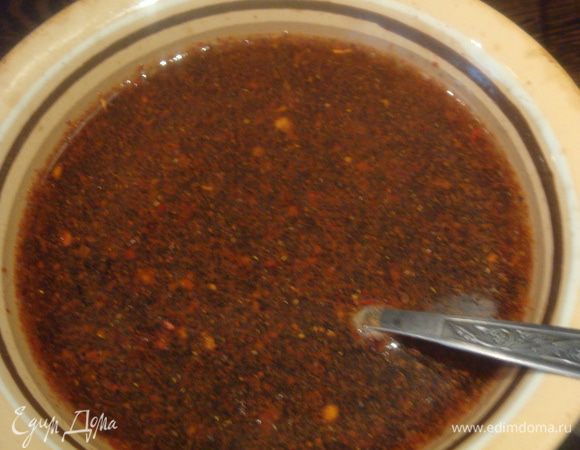 Делаем глазурь. Смешиваем мед, соевый соус, вино, молотую паприку и перемешиваем до однородной консистенции.