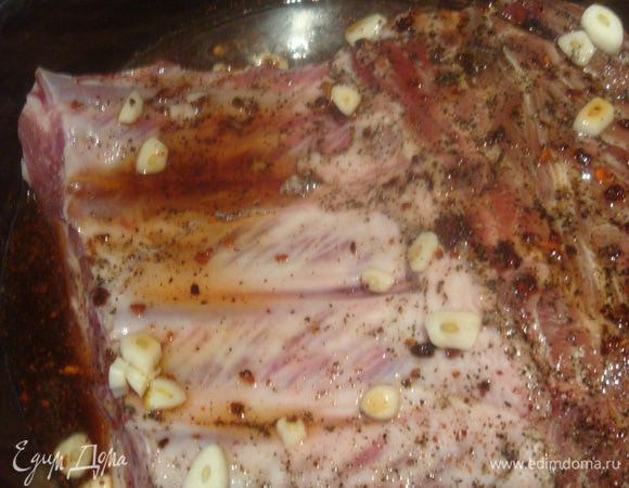 Свиные ребра солим, перчим. Кладем в стеклянную посуду, заливаем маринадом и добавим немного порезанного на дольки чеснока(3-4 дольки). Накрываем и отправляем в холодильник на 40 минут (можно на 1 час).