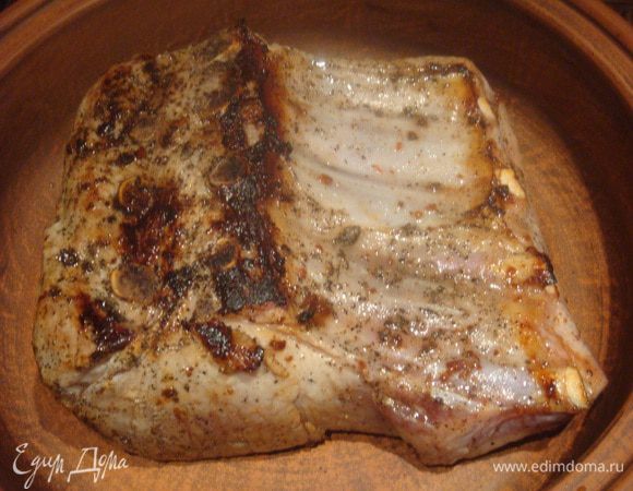 Вынуть мясо из маринада, обсушить бумажным полотенцем. Разогреть сковороду, налить растительное масло и кладем ребра в сковороду. Обжарить с двух сторон. Кладем ребра в огнеупорную посуду.