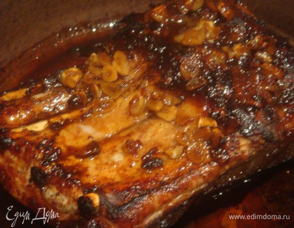 Разогреть духовку до 200°С. Полить ребрышки глазурью, накрыть фольгой и поставить в духовку на 20-30 минут. Убрать фольгу и еще оставить ребра в духовке на 10-15 минут до готовности (время приготовления зависит от духовки).